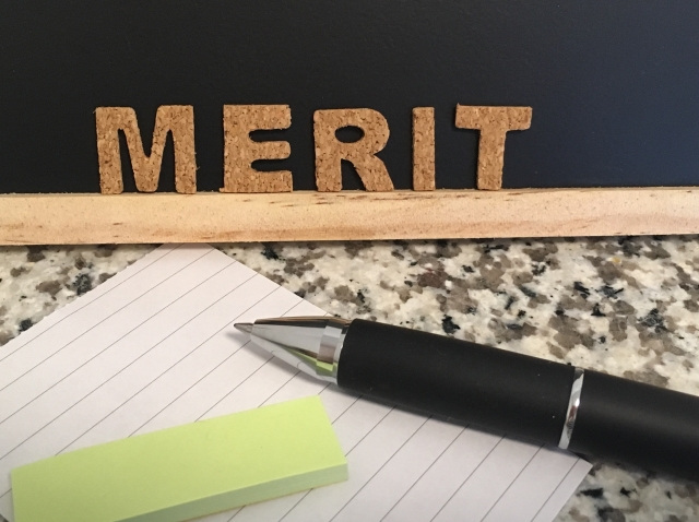 MERITの文字とペンとメモ